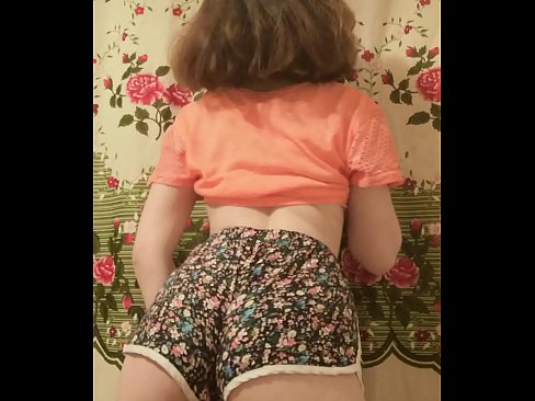 ❤️ Sexi mladá kočka si vyzlieka šortky pred kamerou ️ Porno video na nás