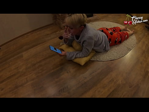 ❤️ Šialená blondínka fajčí obrovský penis a skáče na ňom - análny sex ️ Porno video na nás