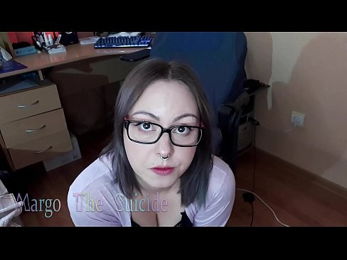 ❤️ Sexy dievča s okuliarmi hlboko fajčí vibrátor na kameru ️ Porno video na nás