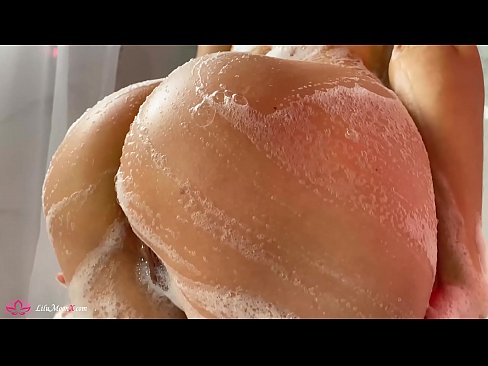 ❤️ Brunetka masturbuje kundičku s vibrátorom až do intenzívneho orgazmu v sprche ️ Porno video na nás