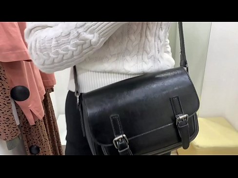 ❤️ Verejná masturbácia mladej sučky FeralBerry s robertkom v skúšobnej miestnosti ️ Porno video na nás