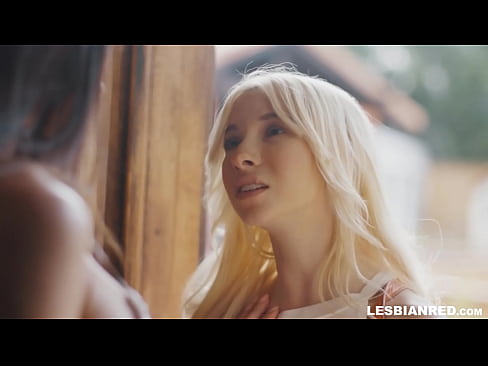 ❤️ Dievča príde domov o niekoľko mesiacov neskôr a skončí pri jedení kundičky svojej nevlastnej mamy ️ Porno video na nás
