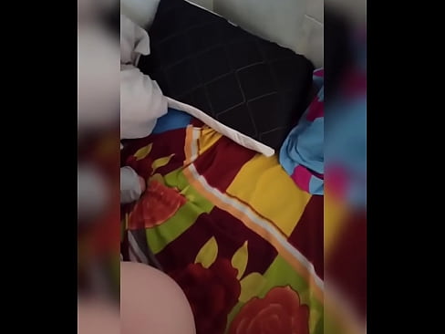 ❤️ Moja spolubývajúca zostáva doma sama, pretože jej manžel odchádza na dovolenku, a ja využijem príležitosť, aby som ju ošukal a naplnil jej zadok mliekom ️ Porno video na nás