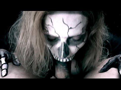 ❤️ Démonické dievča fajčí kokot svojimi čiernymi ústami a prehĺta semeno. ️ Porno video na nás